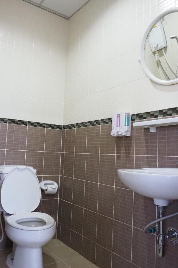 Uh Hostel Bangsaen Eksteriør billede